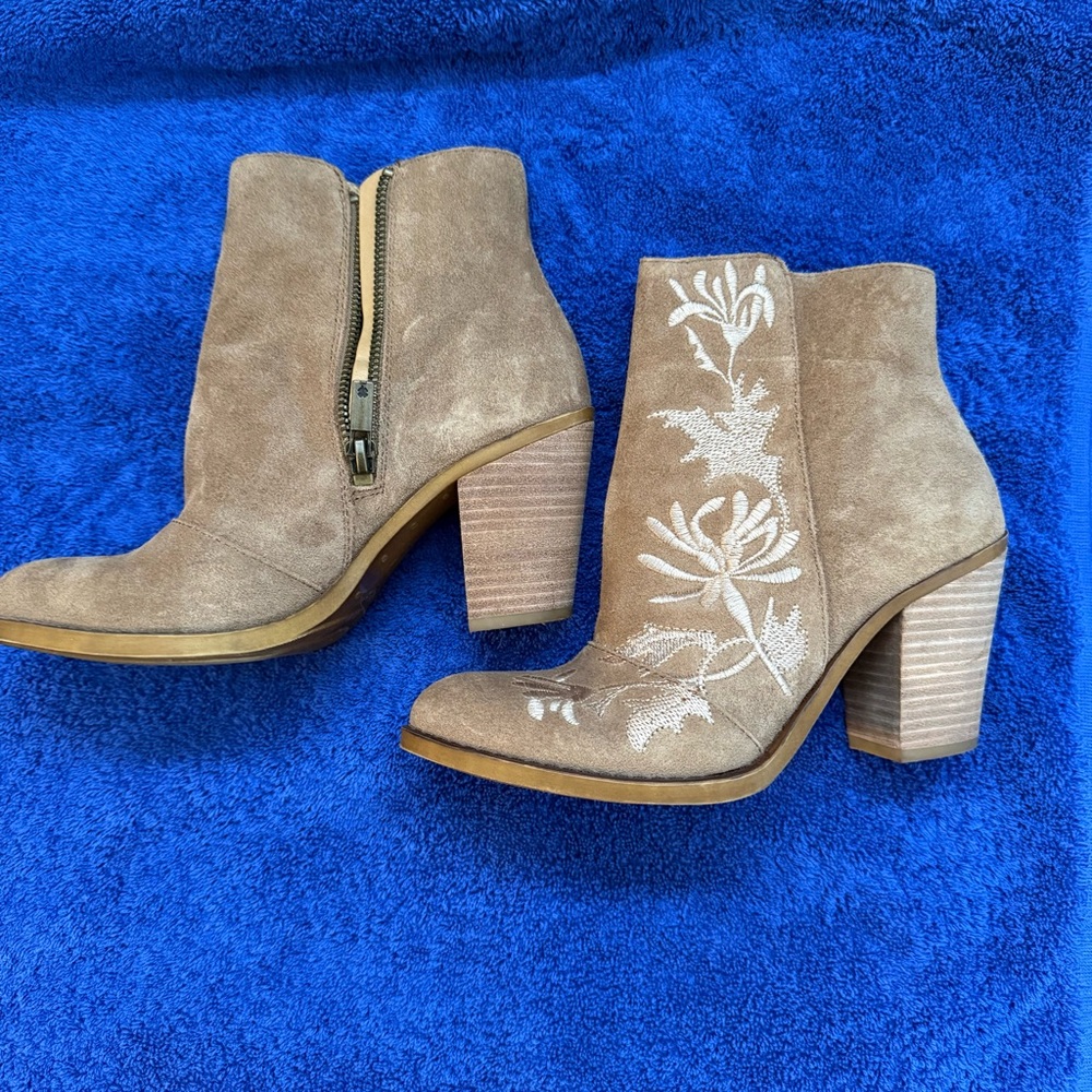 Lucky Brand Eleanor 2 Suede Floral Embroidered Booties. Size 6